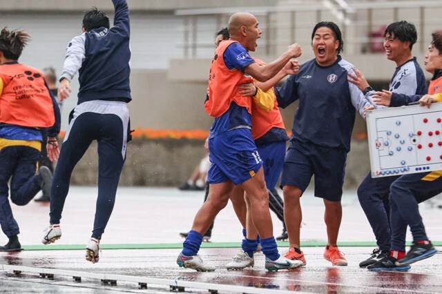 交代後も監督としてチームを牽引。延長後半は粘り強くリードを守り切って残留を決め、スタッフたちと喜びを爆発させた