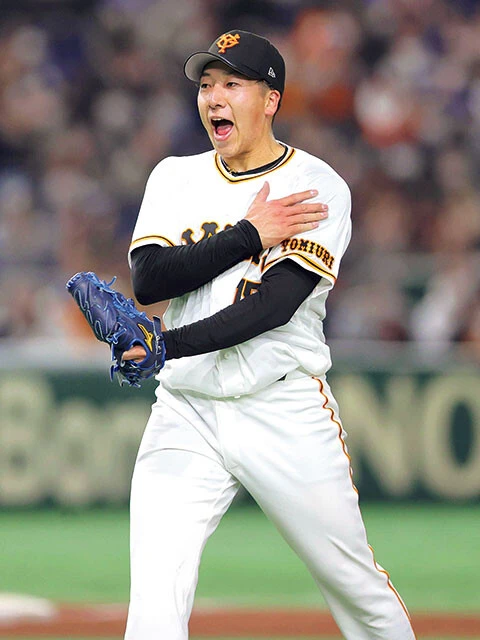 昨年3月25日、開幕戦の中日戦で9回に登板し、球団史上初のルーキーの開幕戦プロ初セーブを達成。そこから、史上初となる初登板からの7試合連続セーブを記録した(報知新聞社/アフロ)