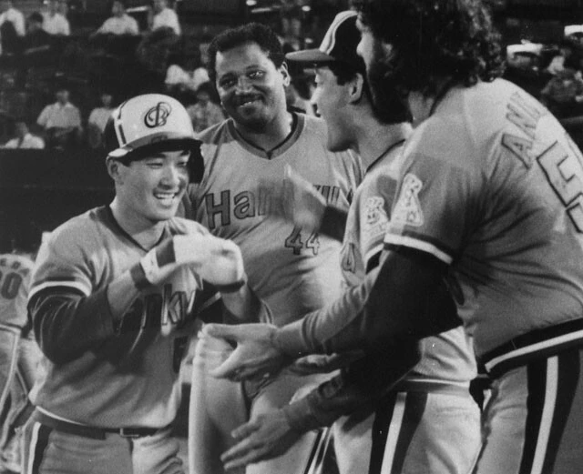 ホームランを打った弓岡を出迎えるブーマーとアニマル(写真=共同通信社)