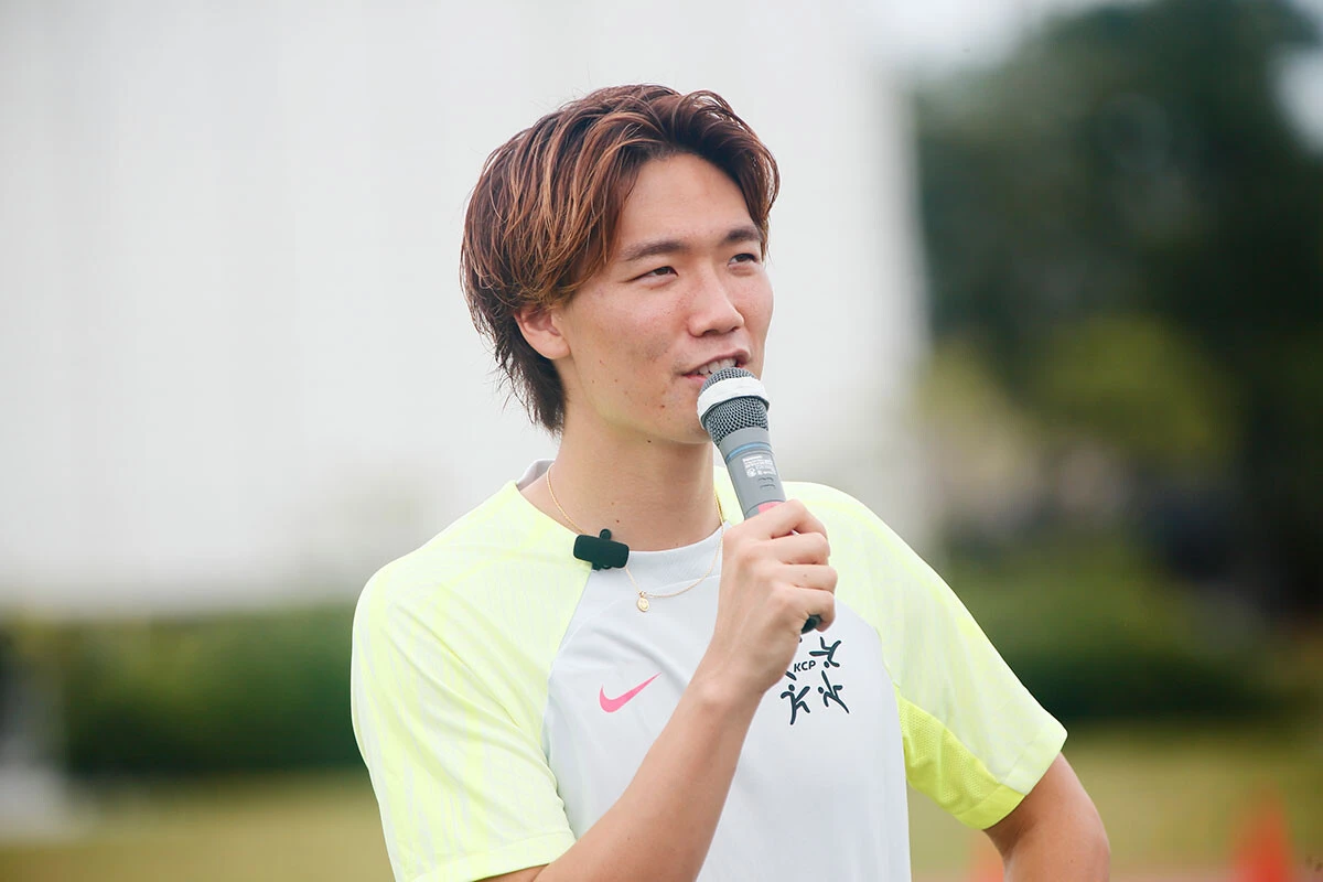 子どもに話をする板倉滉選手