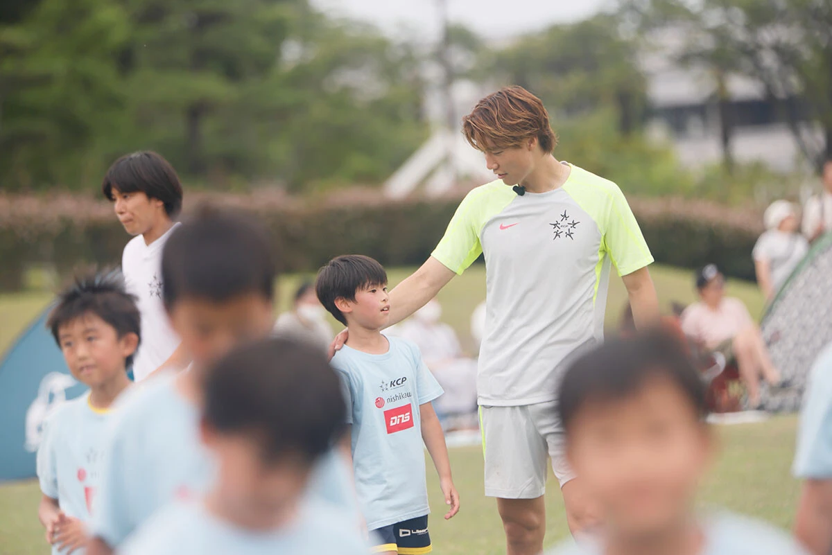 試合後、子どもと会話をする板倉選手