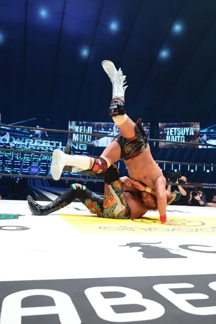 橋本真也のDDTや三沢光晴のエメラルド・フロウジョンなど、今は亡きライバルたちの技を繰り出した