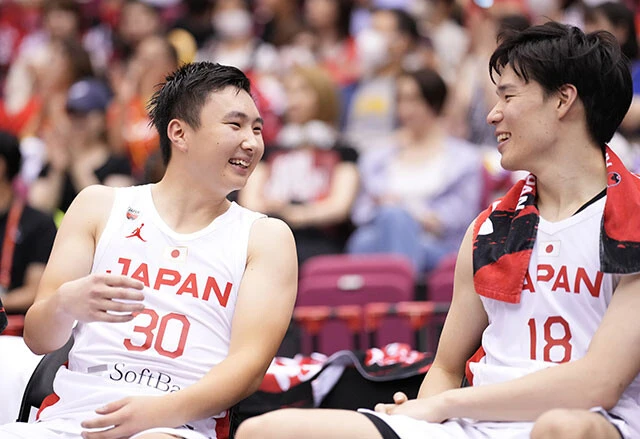 富樫と共にチームの司令塔を担う河村勇輝(左)は、米ネブラスカ大で活躍する富永啓生(右)らと同様に得点源としても期待される