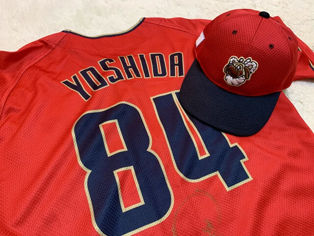 吉田豊彦監督が筆者にプレゼントしてくれたユニフォームとキャップ