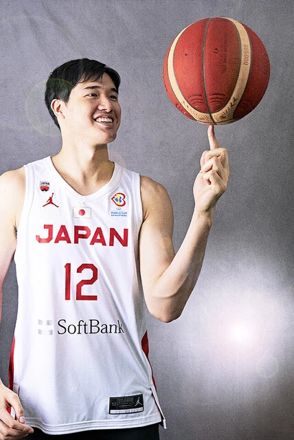 「僕、割と得意なんですよ」と、ボール指回しを披露してくれた渡邊選手