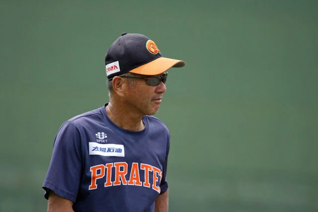 愛媛MPで指導する弓岡。現役時代とは違うシブい雰囲気