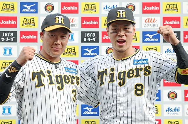 大山悠輔(左)は一塁、佐藤輝明(右)は三塁に固定。外国人野手に頼らない打線が出来上がった