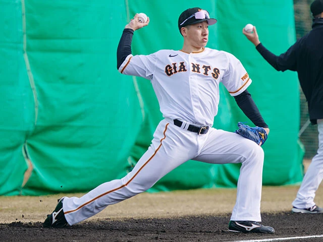 キャンプでのひとコマ。キャッチボールの段階から、一度体を沈み込ませて投げるなどフォームのチェックに余念がない