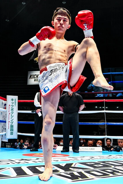 ムエタイの試合前の儀式である、闘いの舞台を清め、神や師、親などへの感謝を表す「ワイクルー」を踊る吉成