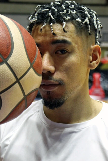 並里 成 1989年生まれ、沖縄県出身。福岡第一高校時代に「ファンタジスタ」の異名を取った日本屈指のポイントガード。スラムダンク奨学金の第1期生として2008年に渡米。09年に卒業。帰国後、リンク栃木ブレックスと契約、プロ選手に。22年より群馬クレインサンダーズ(Bリーグ)に所属。172㎝。写真は2019年12月時点