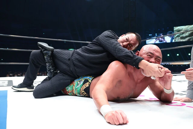 内藤哲也との引退試合の後、実況席にいた蝶野正洋を強引にリングに上げ、特別試合が実現! 最後の最後までファンを驚かせ、夢を見せてくれた