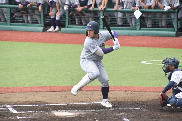 花巻東3年の佐々木は5月27日の試合で高校通算130号を放った。身長184㎝、体重113㎏、1年時からホームランを量産する怪物だ