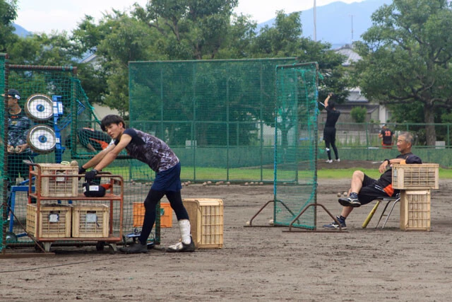 練習を見守る弓岡。今の時代に合った指導を模索している