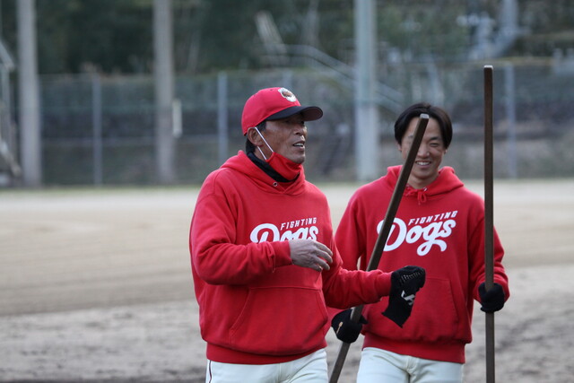 現在、高知ファイティングドッグスで指揮を執る吉田豊彦氏。試合前、監督の吉田氏みずからトンボをかけてグラウンドを整備していた
