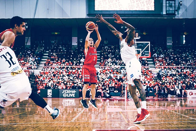 2月末時点で今シーズンの累計入場者数は8万人を超え、Bリーグでは三本の指に入るほどの人気を誇る千葉ジェッツふなばし。24年春には収容客数1万人規模のホームアリーナが開業予定だ