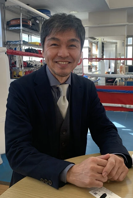 現在は「WOWOWエキサイトマッチ」などで解説者としても活躍する、元WBA世界スーパーフライ級王者・飯田覚士氏