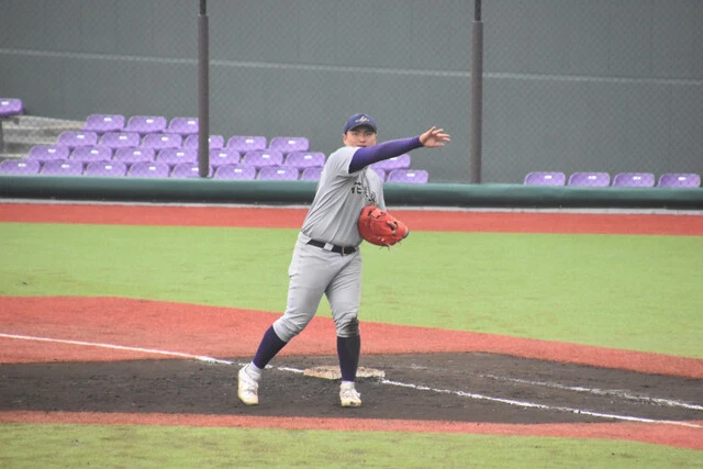 起用が多いファーストの守備は課題のひとつ。ケガも多いが、骨の成長が止まっておらず、様子を見ながらの起用になっているようだ