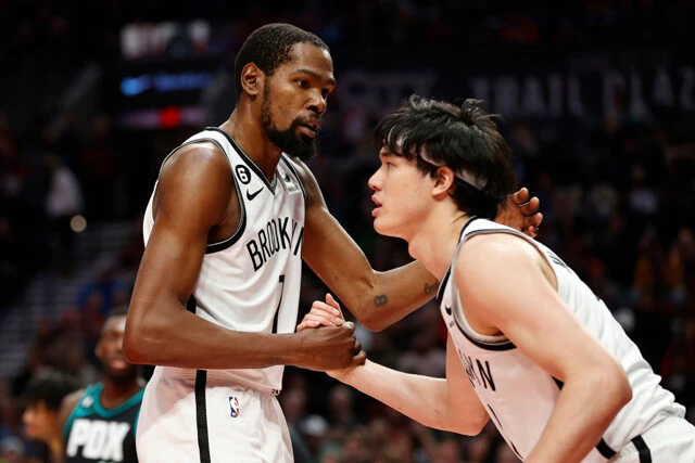 昨季、ネッツで一緒にプレーした渡邊(右)の獲得をデュラント(左)も支持。数字には表れない献身性も高く評価されたようだ