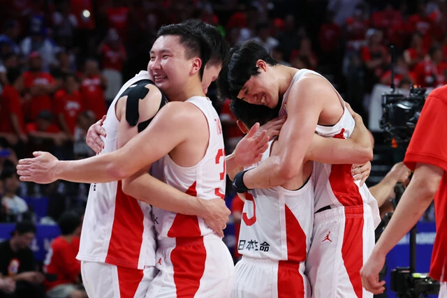 フィンランド戦の勝利を喜ぶ日本代表の選手たち。ネブラスカ大で活躍する富永啓生（左から2人目）も3Pシュートなどで存在感を示した