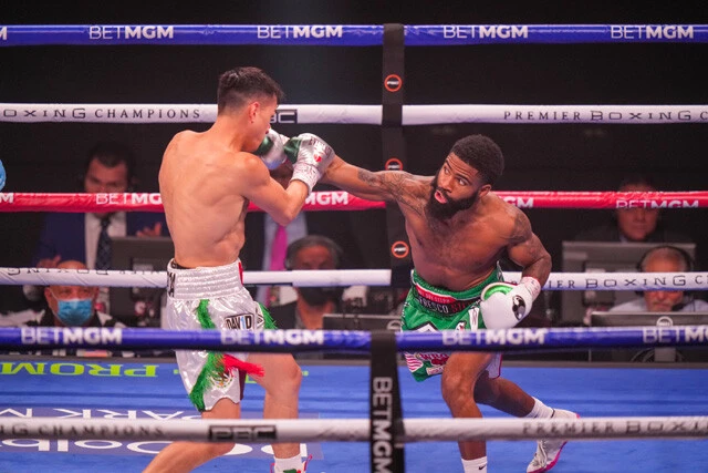 相手のフルトン（右）は1994年生まれの29歳。21勝（8KO）無敗の戦績を誇る。井上戦が決まる前はフェザー級への転級も計画していただけに、体はひと回り大きい（写真／アフロ）