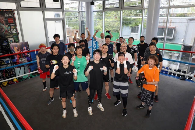 三迫ジムの選手や一般会員たちも拳四朗の練習を支える仲間
