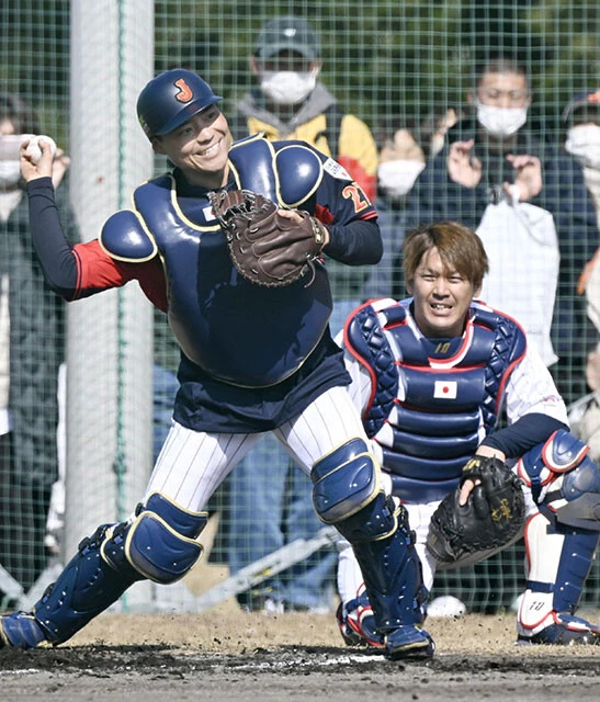 正捕手として東京五輪優勝を経験した甲斐(右)とヤクルトで2年連続日本シリーズ出場を果たした中村(左)