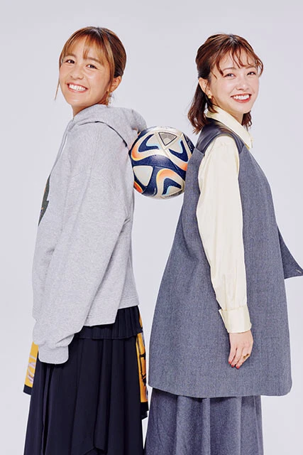 「なでしこジャパンなしでは自分のサッカー人生は語れない」と語る岩渕真奈（左）。聞き手はスポーツキャスター・中川絵美里（右）