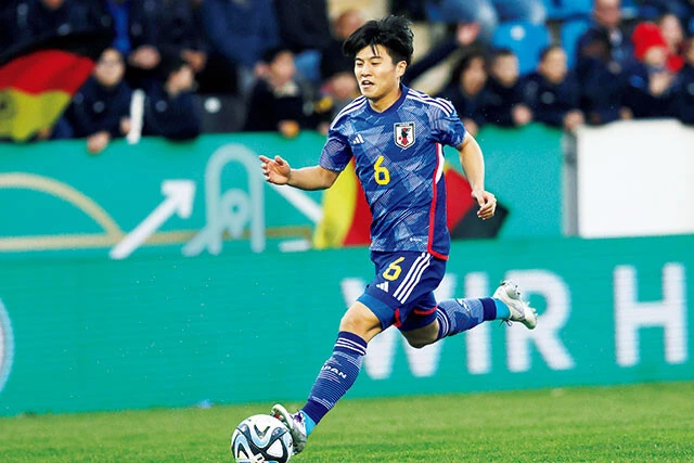 川﨑颯太（MF／京都サンガF.C.）2001年7月30日生まれ、山梨県出身。身長172㎝。所属クラブでは主将を務める。6月のA代表国際親善試合にチーム最年少選手として選出。第2の遠藤航と目されているボランチ。デュエルや出足の速さ、読みの鋭い守備が持ち味だ（写真／アフロ）