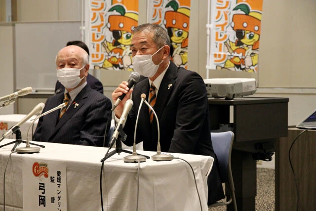再び愛媛で指揮を執ることになった弓岡監督の就任会見（写真提供・愛媛MP）