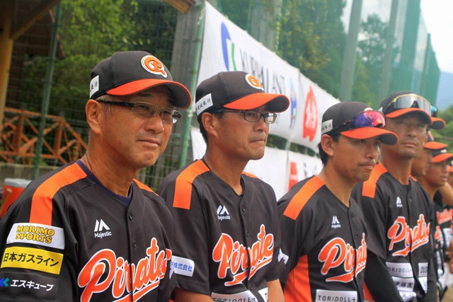 2023年7月15日、徳島インディゴソックスとの一戦に臨む、弓岡監督(手前)率いる愛媛マンダリンパイレーツ