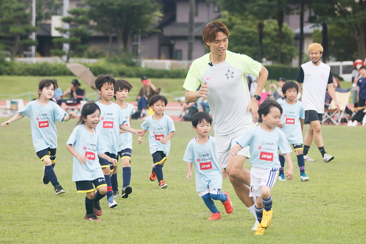 子どもたちとの試合中の板倉選手
