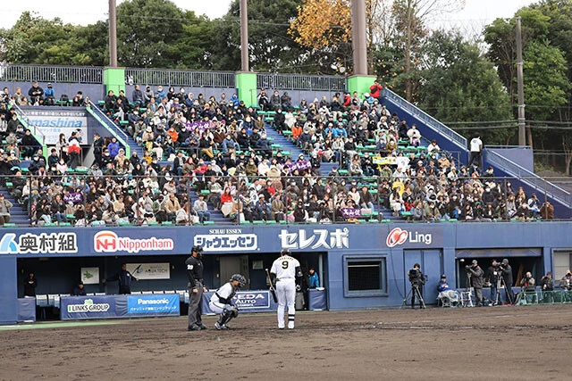 髙山にはひときわ大きな声援が上がり、応援歌を＂独唱＂する熱いファンも。二塁打を含む2安打2四球と期待に応えた