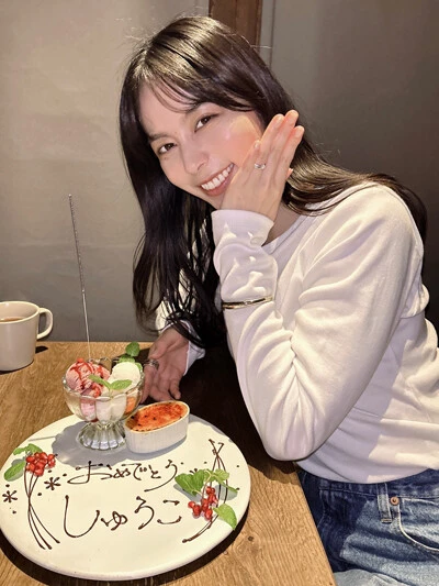 先日仲のいい友人たちが、結婚と誕生日と番組卒業のお祝いをしてくれました。おめでたい話題なので、今週の1枚として！