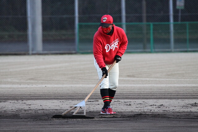 試合前に吉田監督自ら黙々とトンボをかけ、グラウンドを整備する
