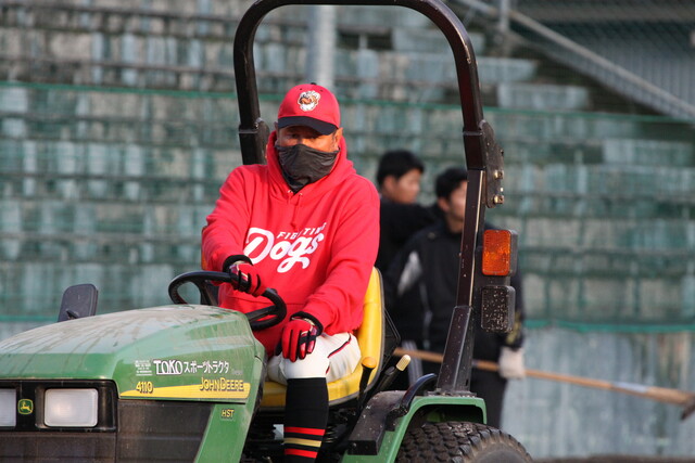 定岡智秋ヘッドコーチ。高知ファイティングドッグスは吉田監督はじめ首脳陣もグランド整備などの仕事も担う