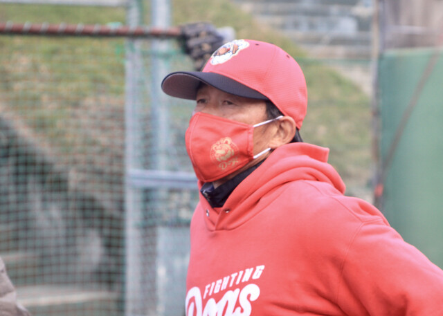 2020年シーズンより高知ファイティングドッグス監督。昨シーズンはチームに13年ぶりの年間総合優勝をもたらし、リーグから「年間最優秀監督」として表彰された