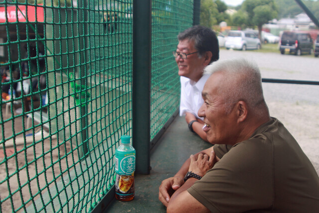 愛媛MPの試合観戦のため、軽自動車で寝泊まりしながら四国四県をまわっているという千葉則彦さん（手前）