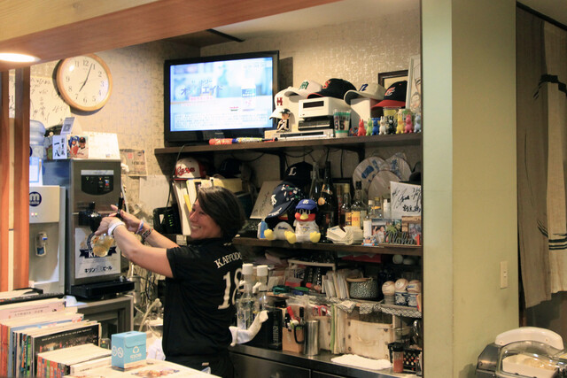 地元の野球好きが集まる、弓岡行きつけの『割烹鶏　一八』