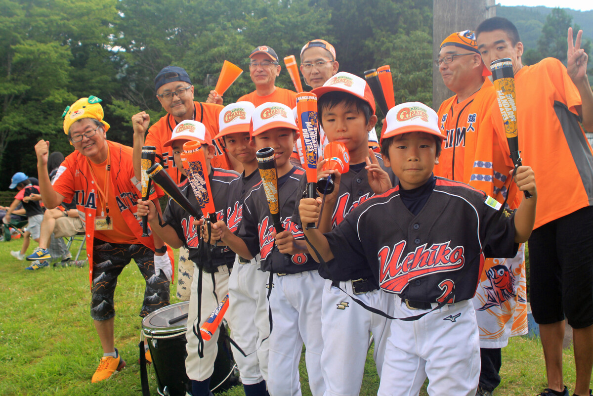 元阪急ブレーブスの弓岡敬二郎が指揮を執る、愛媛マンダリンパイレーツの応援団