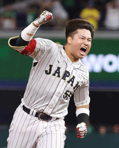 舞台をアメリカに移した準決勝で逆転サヨナラ打、決勝で同点弾と、ここぞの場面でチームを救った村上