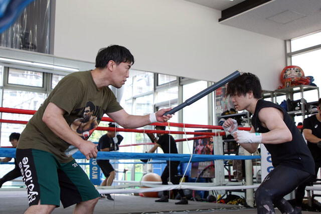 加藤チーフセコンド（左）と短棒を使ったトレーニングをする拳四朗
