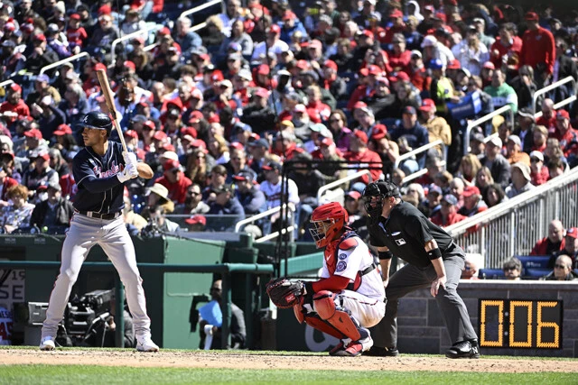 球場には大きな時計(右)が設置されており、投球ごとにカウントダウンしていく。慣れるまでは気が取られそうだ