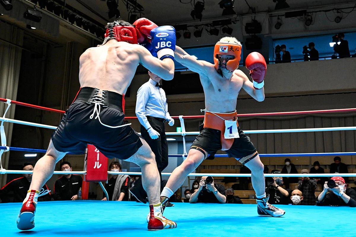 那須川天心（右）。2月9日のプロテストにおけるスパーリング。卓越したディフェンス技術を見せるとともに、「前の手（サウスポーの天心の場合は右手）でボクシングを組み立てていた」と京口は評価する