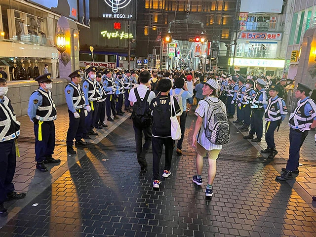 道頓堀川に飛び込まないよう、警官がバリケードを作るほど