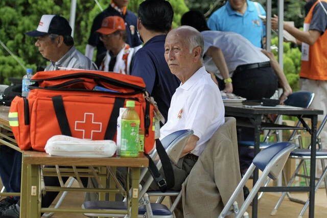 本部席で試合を見守る薬師神代表