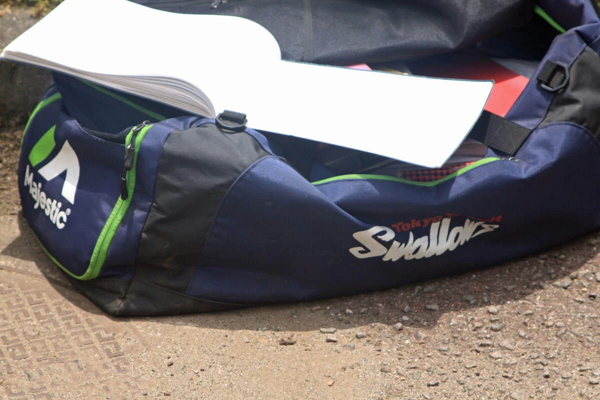 練習グラウンドに置かれた平井コーチのバッグ