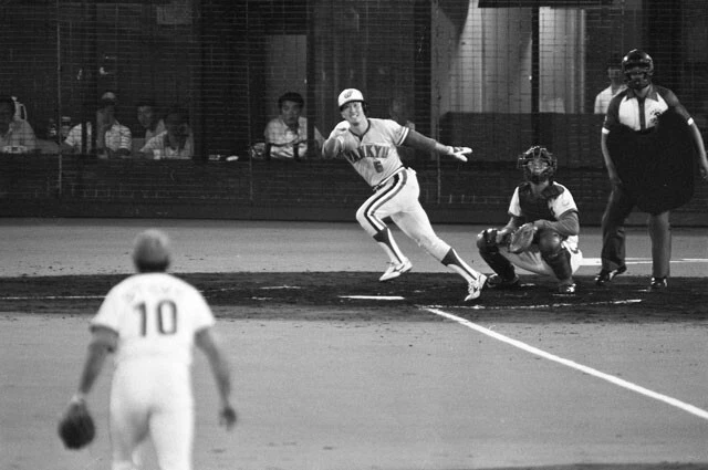 「守備の人」から「走攻守」三拍子そろった選手に変身した弓岡敬二郎(写真=共同通信社)