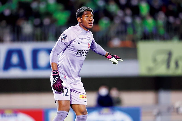 鈴木彩艶(GK/浦和レッズ)2002年8月21日生まれ、埼玉県出身。身長190㎝。浦和レッズジュニアに始まりレッズひと筋。代表にはU-15を皮切りに各年代で招集され、U-17、U-20のW杯メンバーでもある。驚異的な身体能力、精度の高いロングキックが武器(写真/西村尚己/アフロスポーツ)