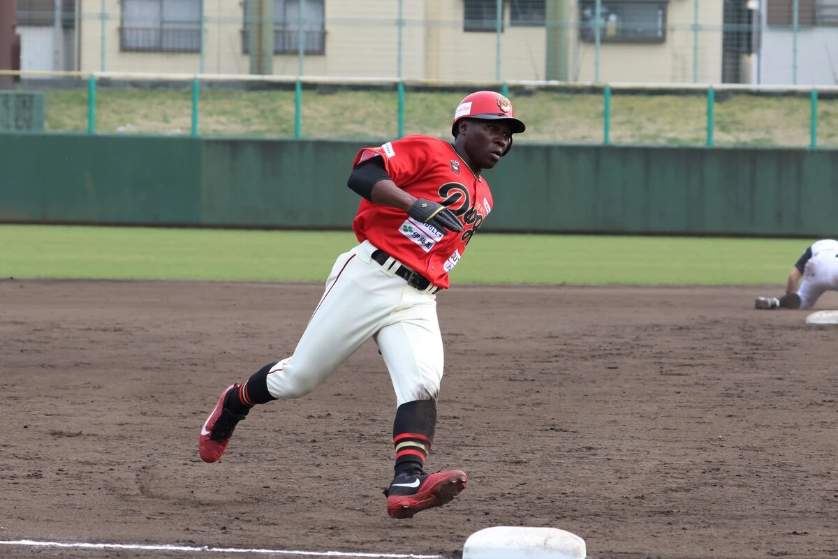 俊足とパンチのある打撃が持ち味のサンフォ・ラシィナ外野手。昨シーズンまで2年間、外国人選手として初めて高知ファイティングドッグスのキャプテンを務めた(高知ファイティングドッグス提供)