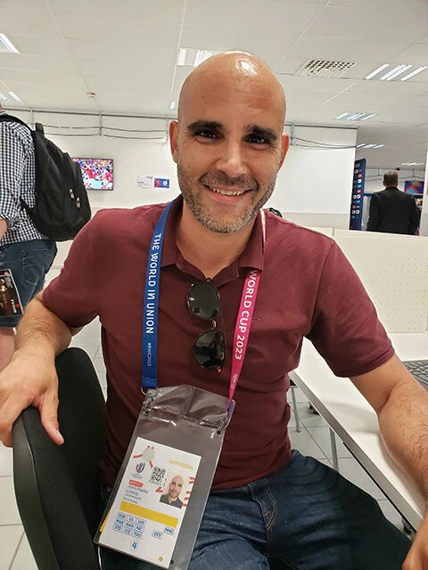 フランス・トゥールーズのラジオ局「100%Radio」のジェーン・マリエ・レェンセ記者